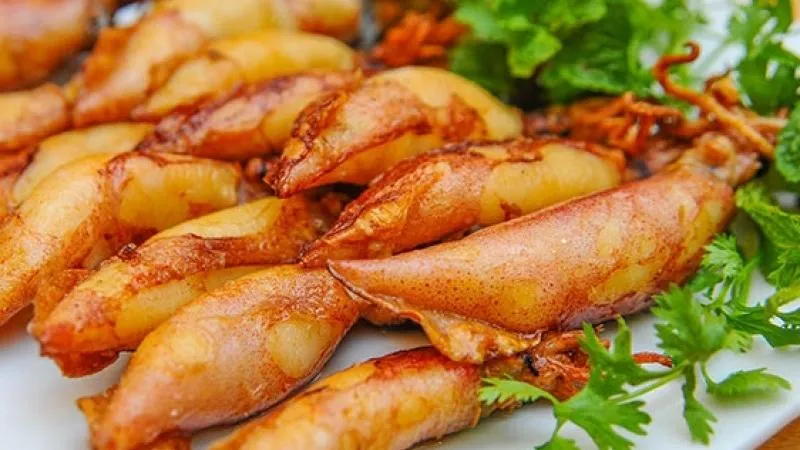 Huevos fritos con mantequilla y ajo terminados con colores atractivos