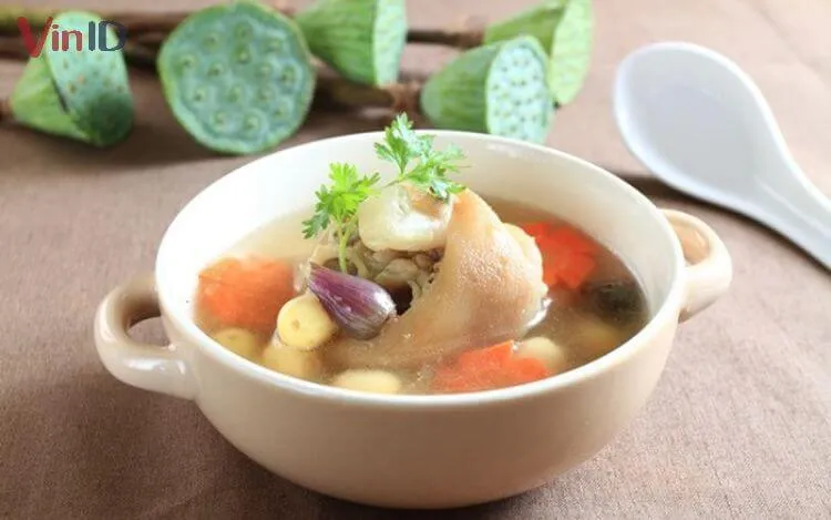 Imagen de la sopa de manitas de cerdo con loto beneficiosa para mujeres después del parto