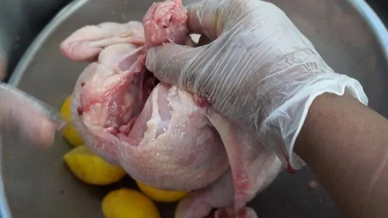 Removing chicken odor with ginger and liquor