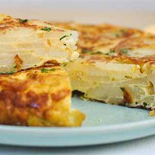 Alt text: Món trứng chiên khoai tây vàng ươm hấp dẫn, ăn kèm cơm nóng là tuyệt vời.