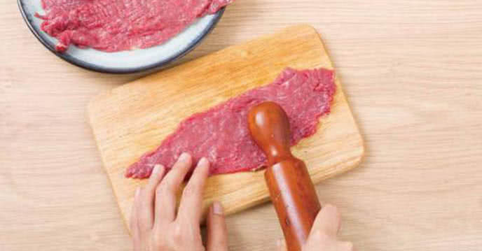 Picar finamente el ajo para los rollitos de ternera con queso