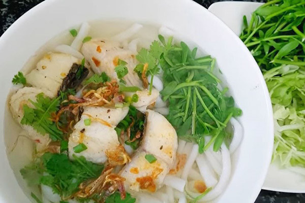 Bánh canh cá lóc ăn cùng rau đắng rất hấp dẫn