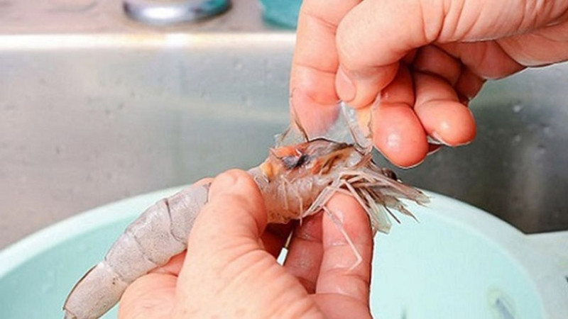 Bước 1: Sơ chế tôm