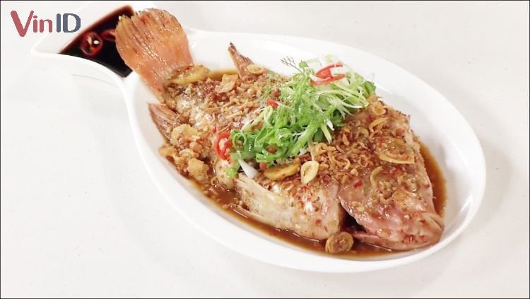 Pescado tilapia cocido en salsa de soja con semillas