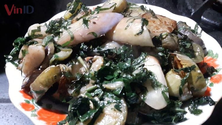 Berenjena salteada con hojas de perilla