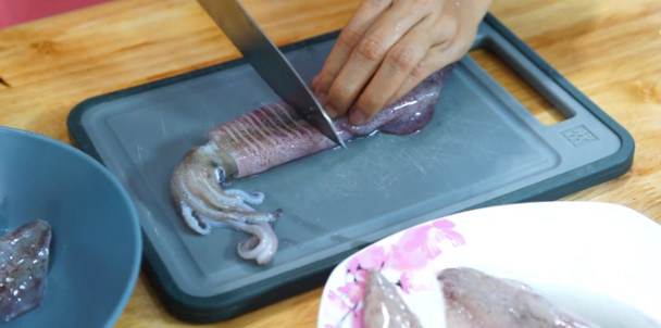 Cách khía nhẹ đường trên thân mực