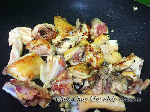 Searing chicken for chicken and Vietnamese coriander stew