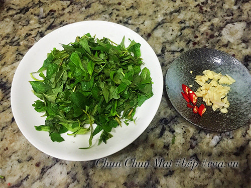 Preparing Vietnamese coriander for chicken and Vietnamese coriander stew