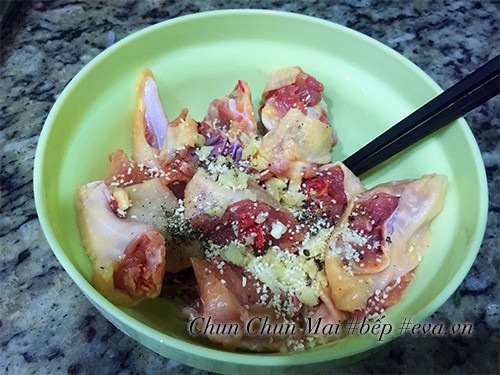 Marinating chicken for chicken and Vietnamese coriander stew