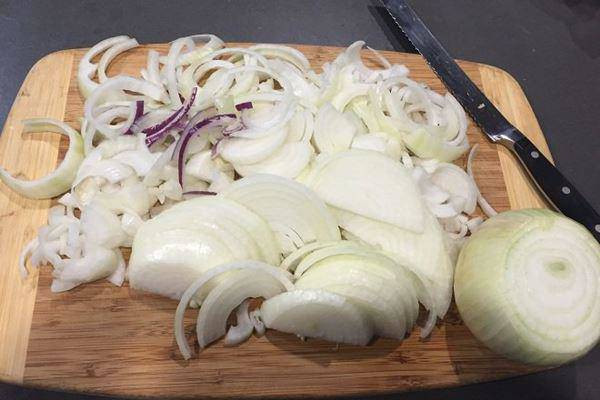 Delicious chicken and onion salad with crispy onions