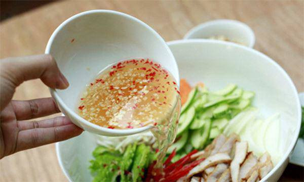 Delicious chicken and onion salad with flavorful dressing