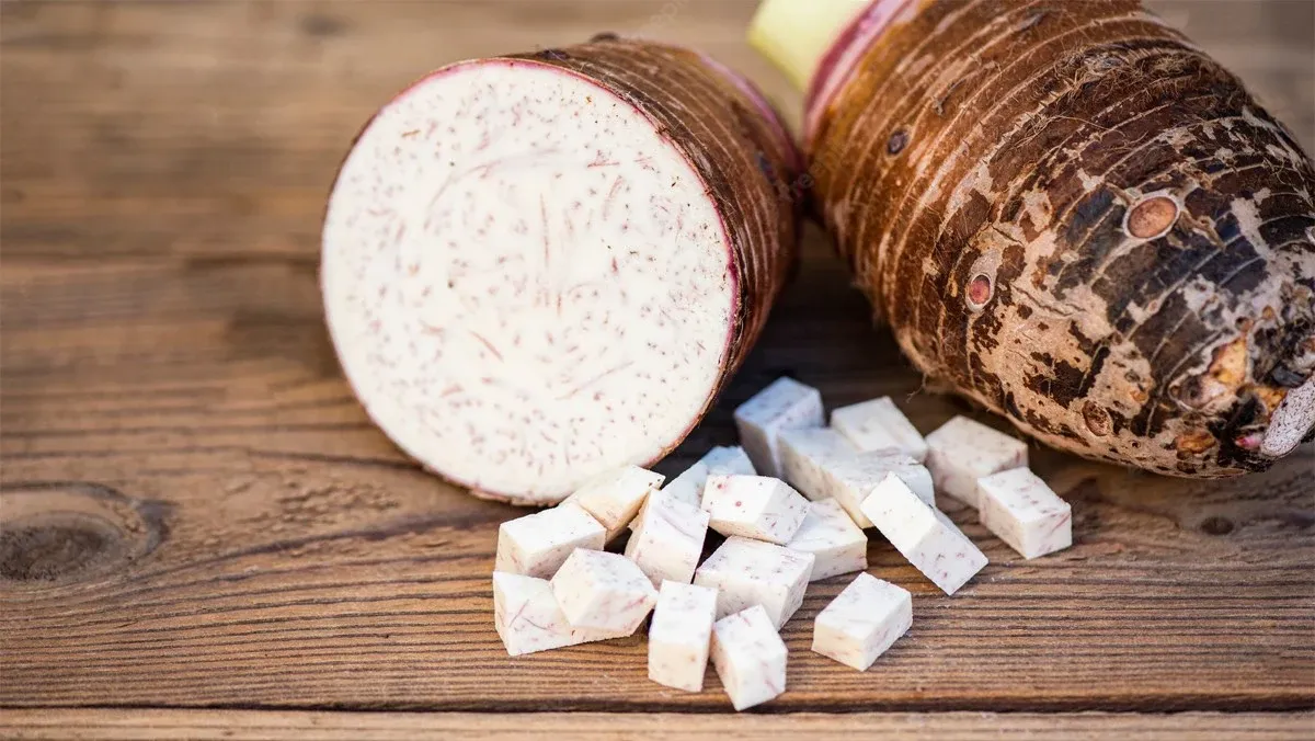 Frying taro until golden on both sides