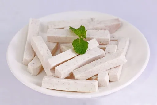 Cutting taro into long sticks