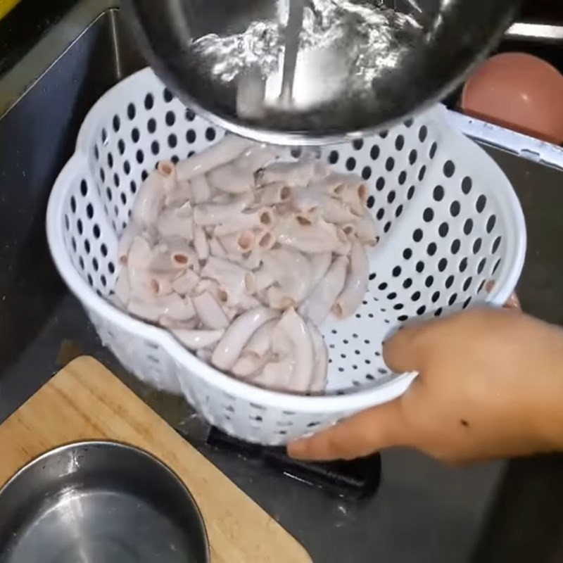 Cúrcuma fresca machacada para realzar el sabor del plato
