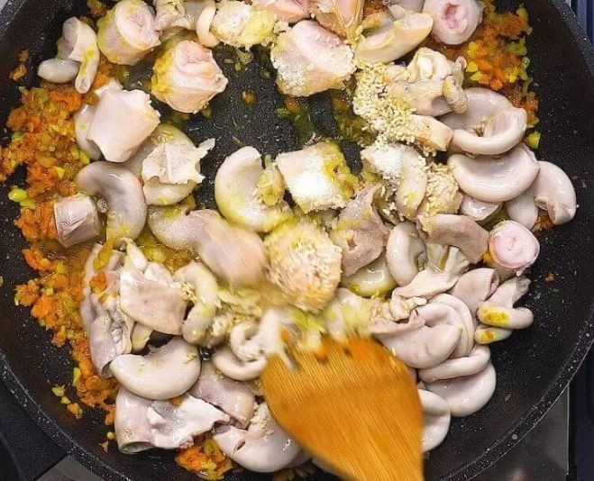 Intestinos de cerdo salteados con cúrcuma en preparación