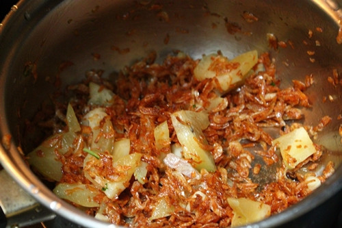 Stewing shrimp for Tangy Shrimp and Starfruit Stew - 5