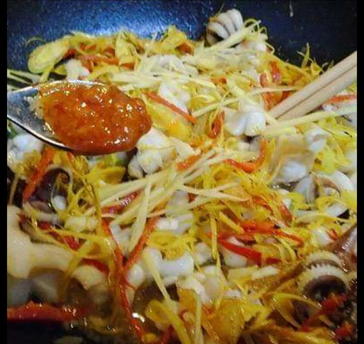 Frying the squid with lemongrass and chili