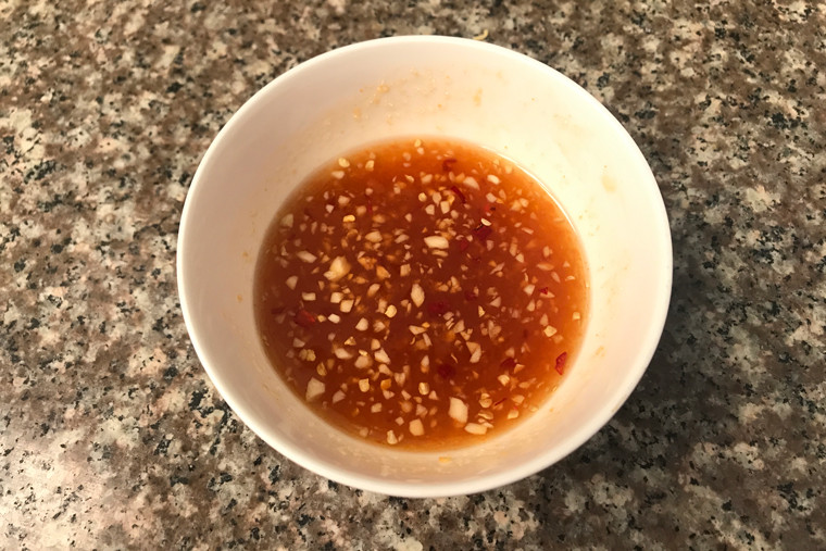 Cómo hacer la salsa para las costillas fritas con salsa de pescado