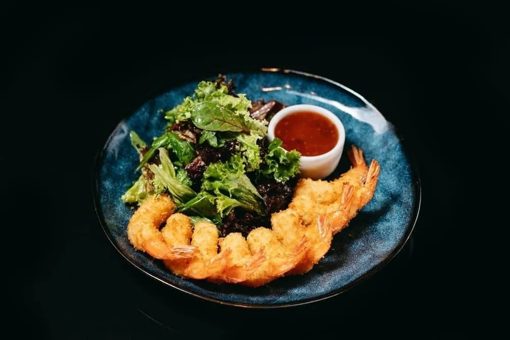 Crispy fried shrimp recipe with vegetable salad