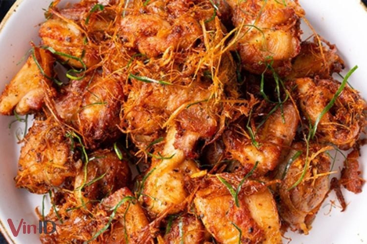 Alas de pollo fritas con limoncillo, chile y hojas de lima kaffir terminadas