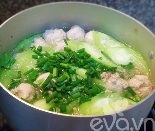 Sopa de carne picada con calabacín terminada