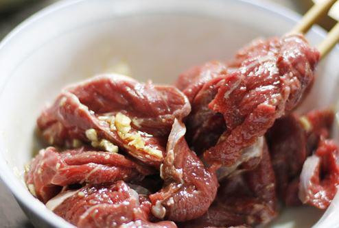 Cắt thịt bò thành lát mỏng