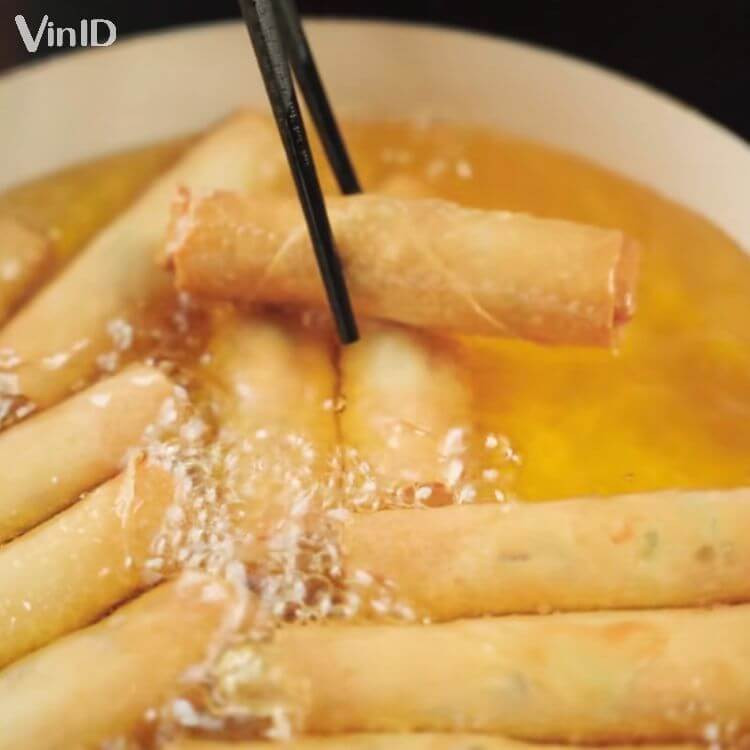 Freír los rollitos vegetarianos hasta que estén dorados y crujientes