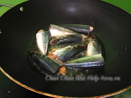 Freír ligeramente la caballa para aumentar su firmeza