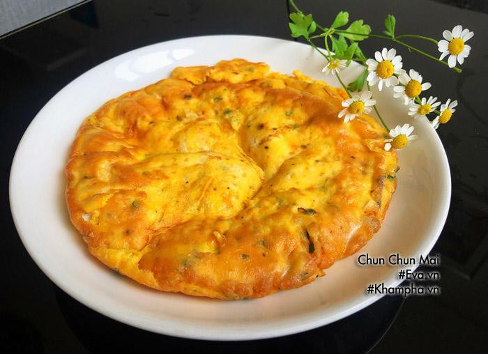 Frying the shrimp omelette