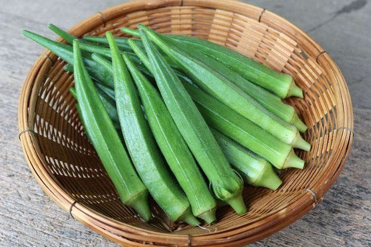 Chọn đậu bắp tươi ngon với màu xanh sáng, không thâm