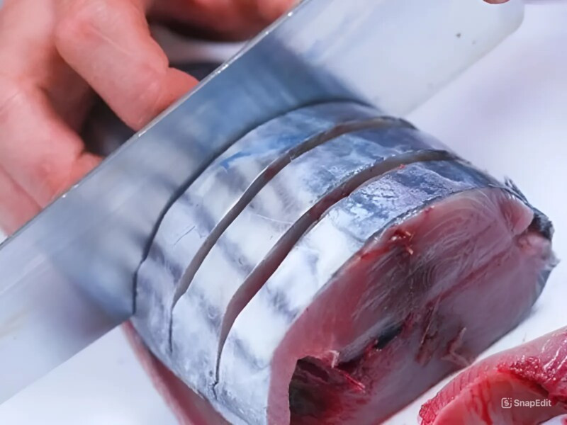 Chuẩn bị nguyên liệu cho món canh chua cá ngừ