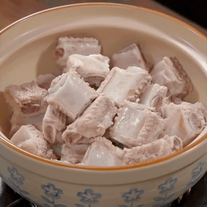 Chuẩn bị nguyên liệu cho món canh sườn hầm đậu xanh