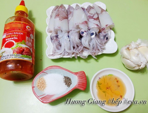 Fresh ingredients for squid recipe: squid, garlic, ginger, shallots, sauces