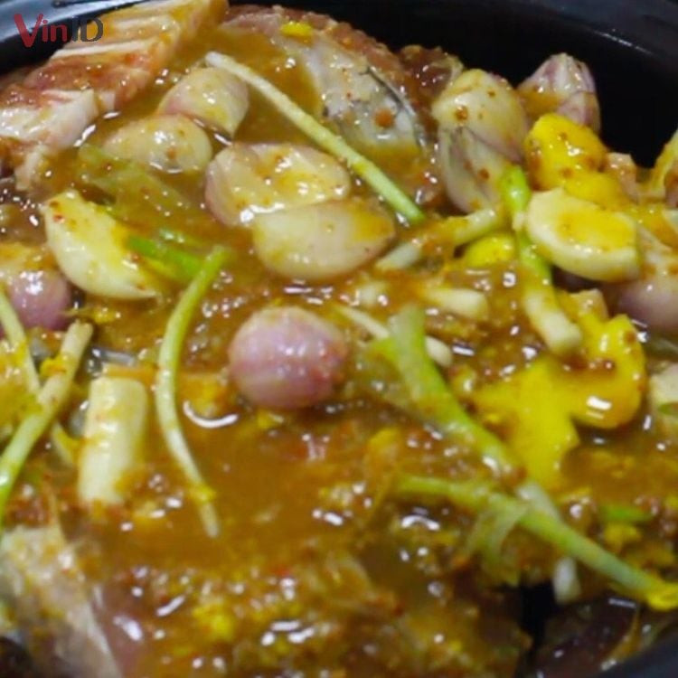 Proceso de cocción del pescado carpa con salsa de soja bần