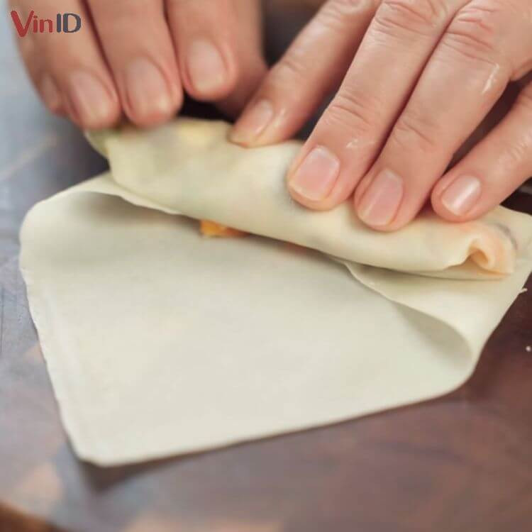 Enrollar cuidadosamente los rollitos vegetarianos para asegurar que el relleno no se salga