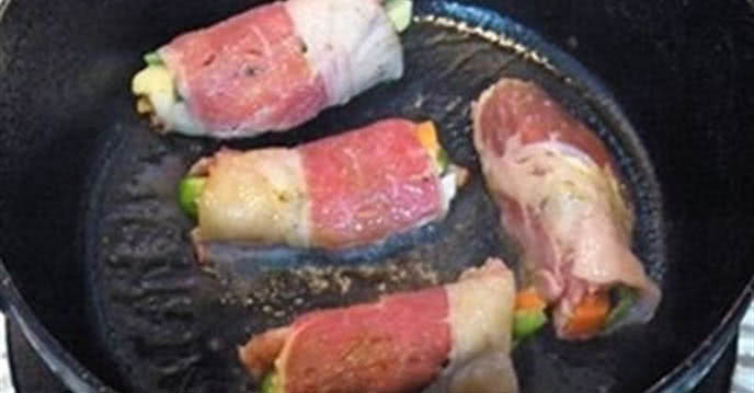 Enrollar la ternera con los ingredientes