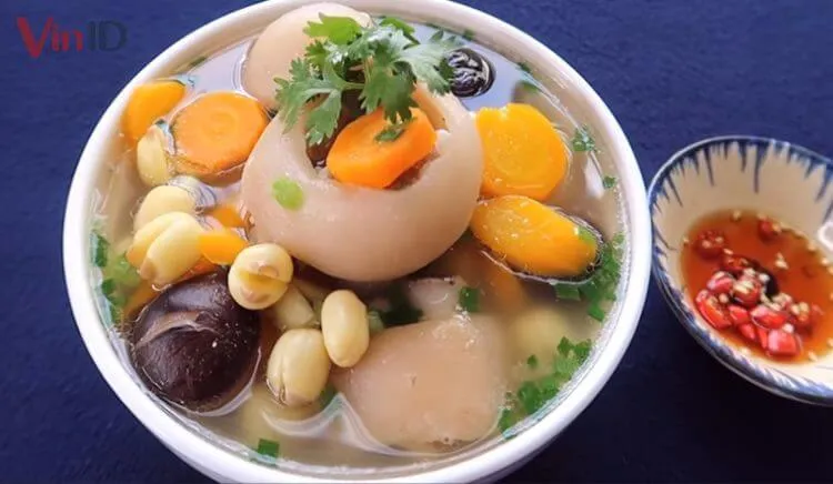 Imagen del plato terminado de sopa de manitas de cerdo con loto