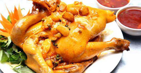 Pollo al vapor con salsa de pescado terminado