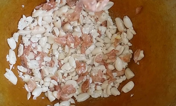 Giã nhẹ đậu phộng để nấu nhanh hơn