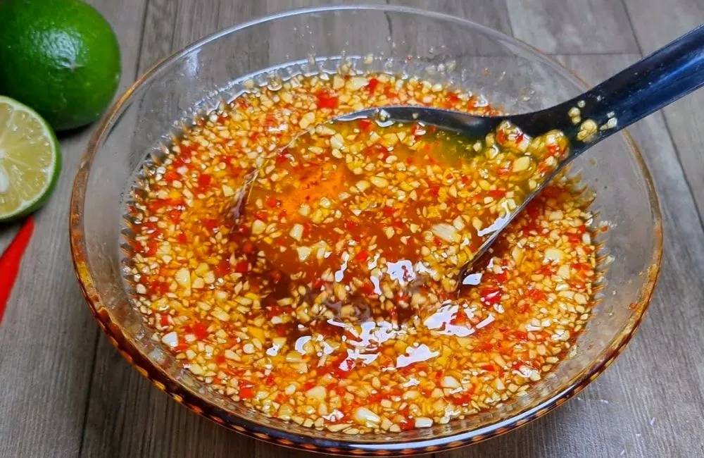 Mixing the lotus root and pork ear salad