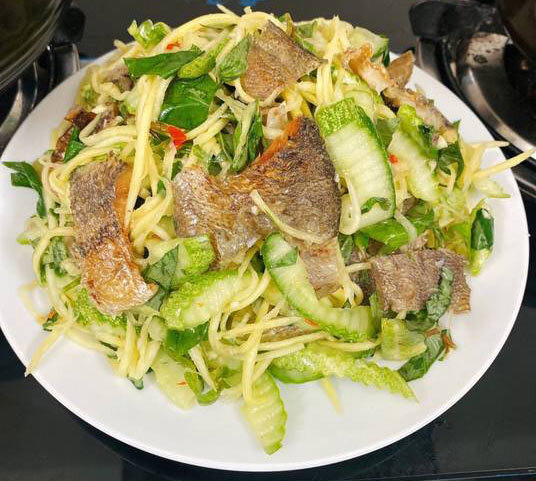 Finished green mango and dried snakehead fish salad