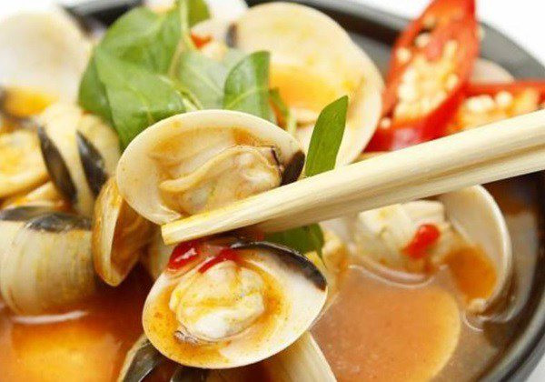 Cocinar almejas al vapor con salsa tailandesa picante