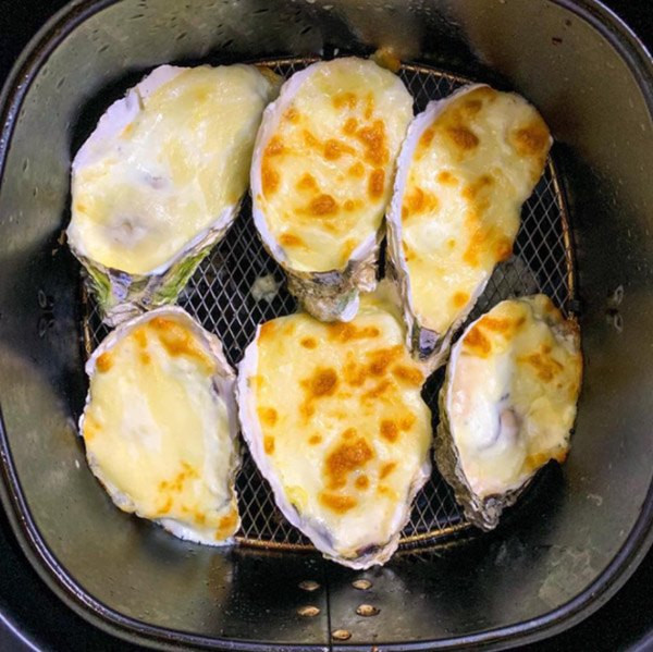 Mozzarella cheese baked oysters