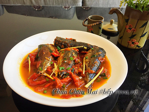 Finalizar el plato de caballa guisada con tomate