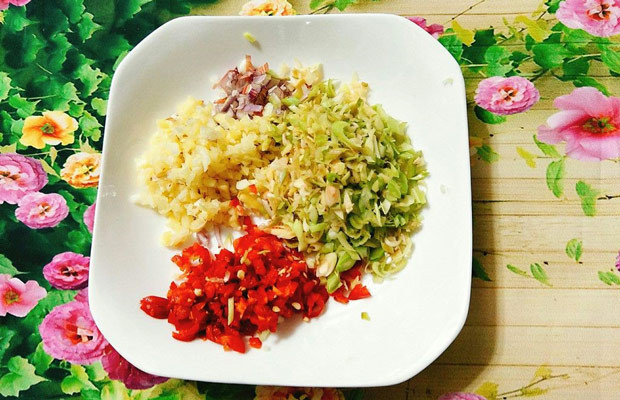 Panceta frita con salsa de pescado crujiente y dorada, deliciosa