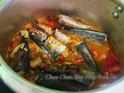 Guisar la caballa a fuego lento para que absorba los sabores