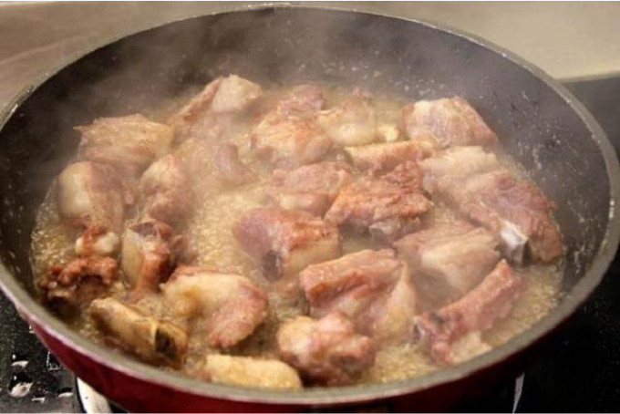 Braising ribs with pineapple