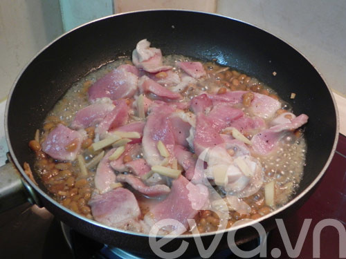 Braising ribs with soybean paste