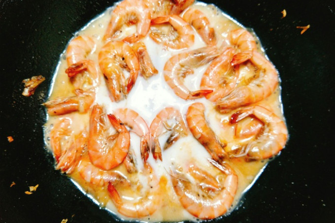 Cocinar camarones con leche de coco