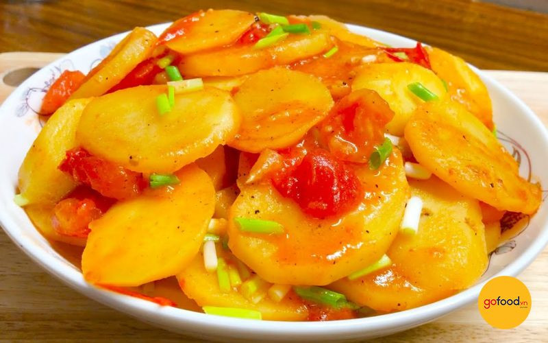 Patatas salteadas con carne de res terminadas